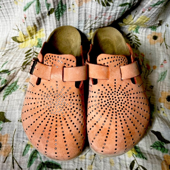 Birkenstock Boston Pink Rivet Clogs Womens EU 38 is US 7/7.5 - Picture 1 of 7